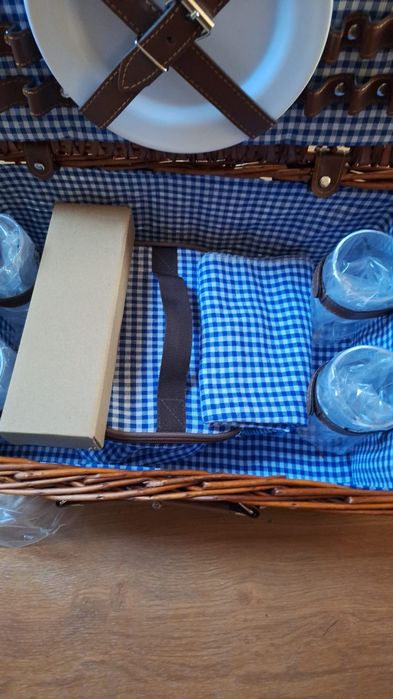 Cos pentru picnic, Zolta, 4 persoane, nou.