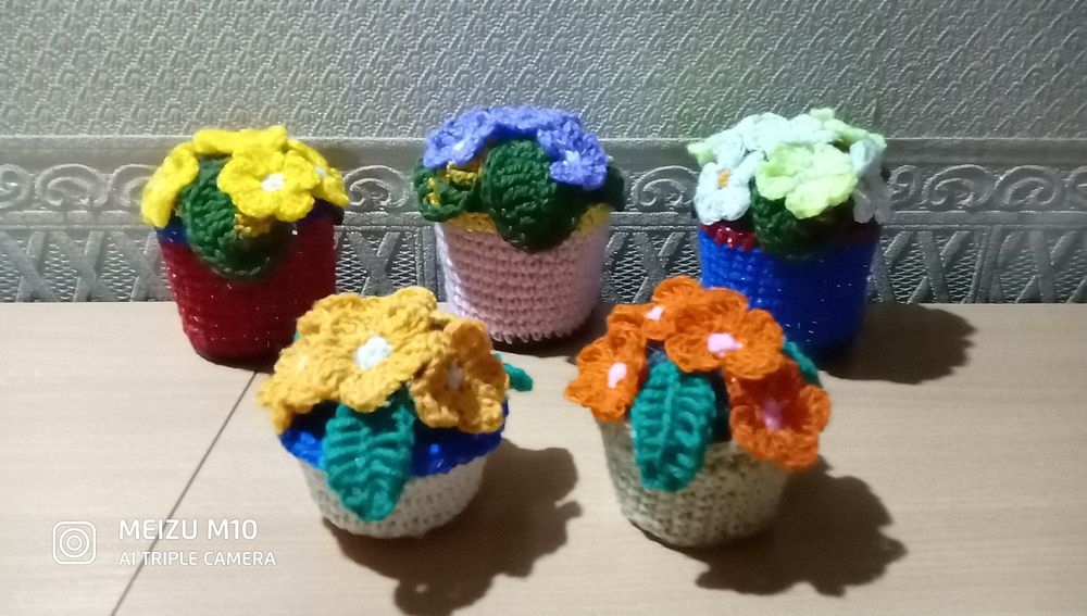 Продам вязаные цветы в горшочке