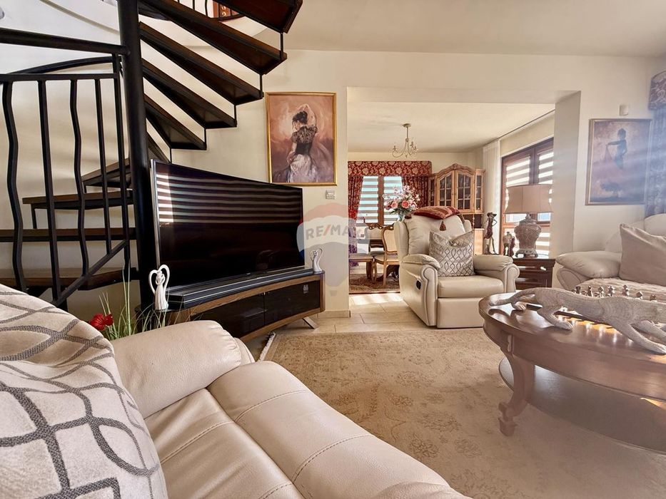 Самостоятелна къща в английски стил с четири спалнии, голям двор и ба