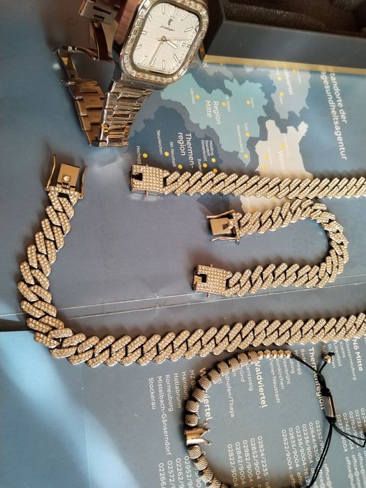 Здравейте! Продавам часовник с комплект ланец и две  гривни