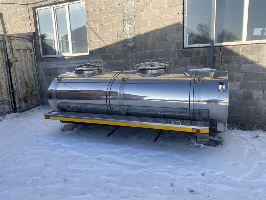 Пищевая автоцистерна (молоковоз)