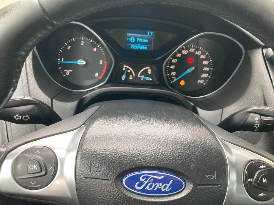 vand FORD FOCUS sedan 2011