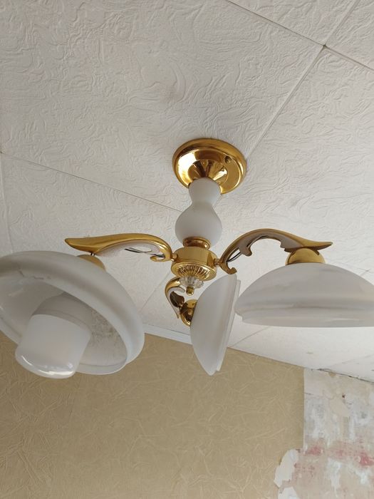 Люстра 3х рожковая , целая, рабочая, самовывоз.