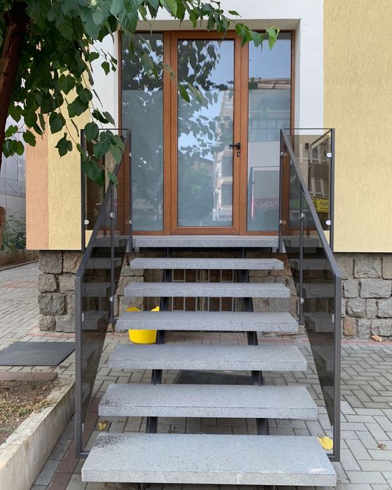 Дава под наем офис+2 гаража