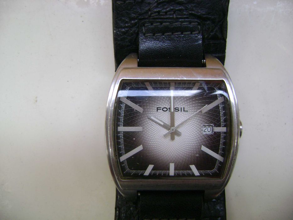 Продавам 5 броя кварцови часовника Fossil,Casio,Swatch