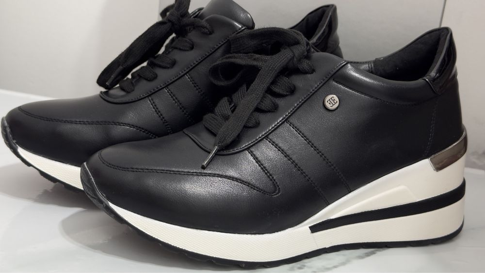 Продаю кроссовки