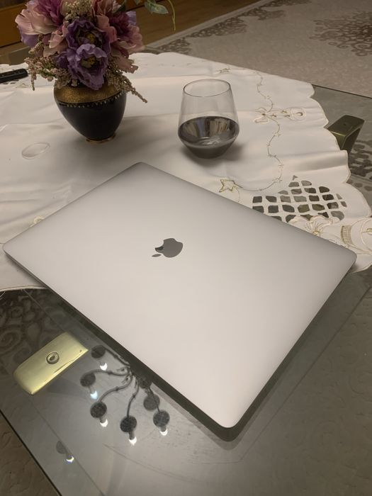 Macbook Pro 16” Touch Bar  i9 1TB 16GB Ram 4GB Video