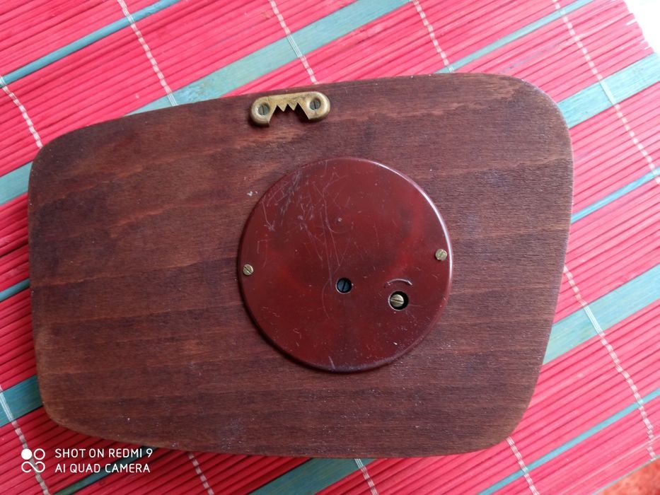 Немски   барометър в дървена основа.