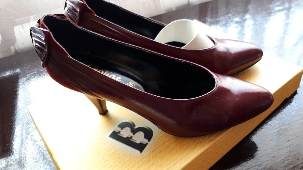 Обувки дамски тъмно червени , официални, с панделка отзад.