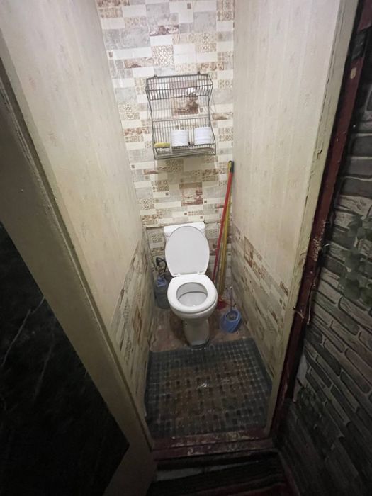 Продаётся 1 комнатная в бывшем общежитии.Кухня внутри,с/у на две семьи