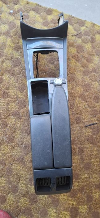 Продам мерс w204 бар подлокодник для спарка переделан оригинал бар