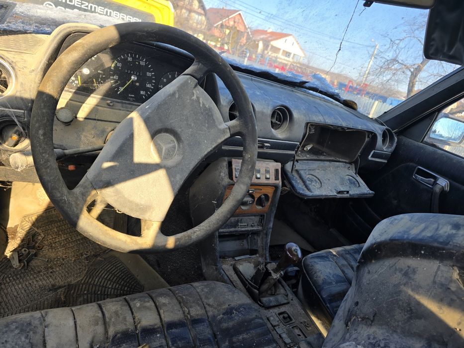 Dezmembrez Mercedes W123 2.0 diesel an 1980 auto Italia