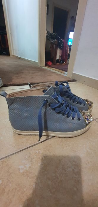 Vand adidasi Miumiu marimea 38