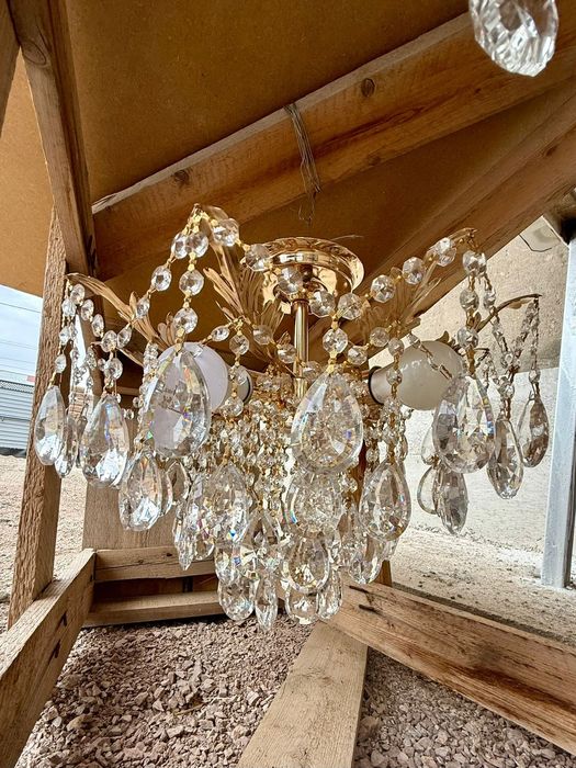 Продам новый люстры