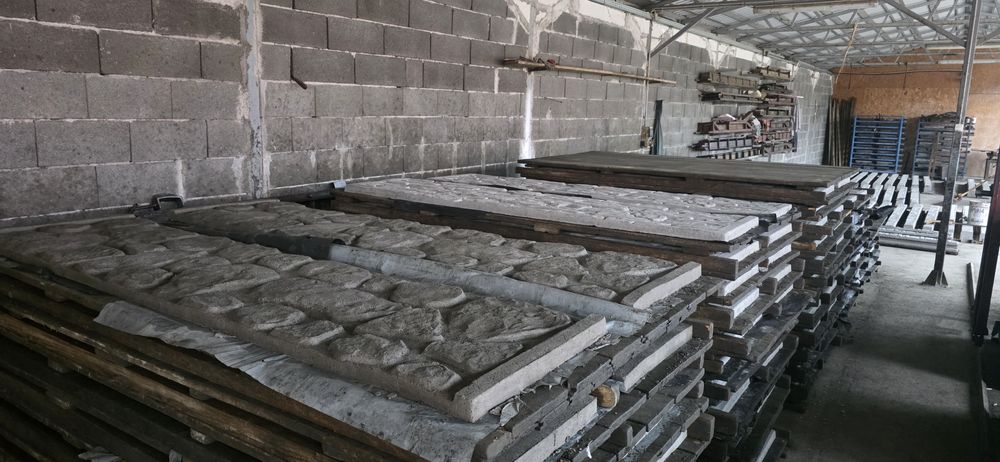 Matrite profesionale placi gard beton, macara si masa vibranta