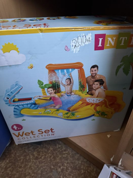 Надуваемият център за игра „Динозаври“