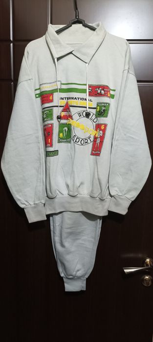 Костюмы спортивные мужской и женский.