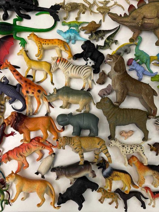 Лот фирменных игрушек животные и динозавры