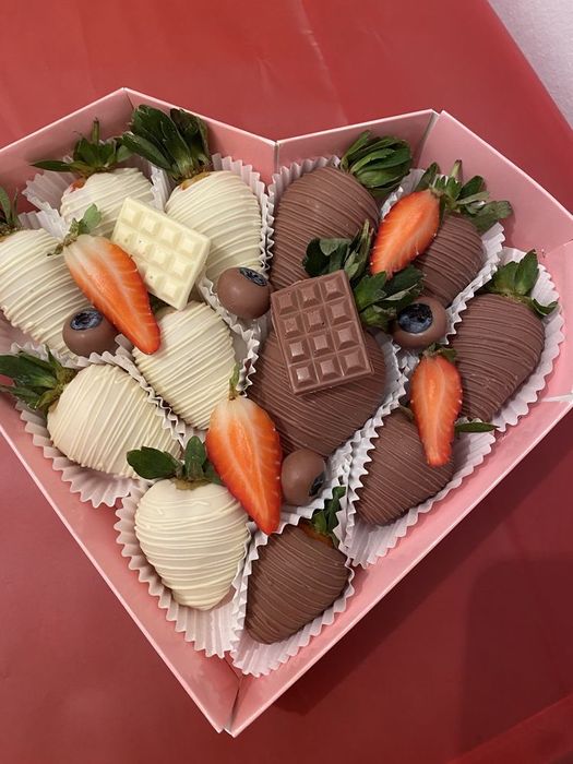 Клубника, финики в шоколаде