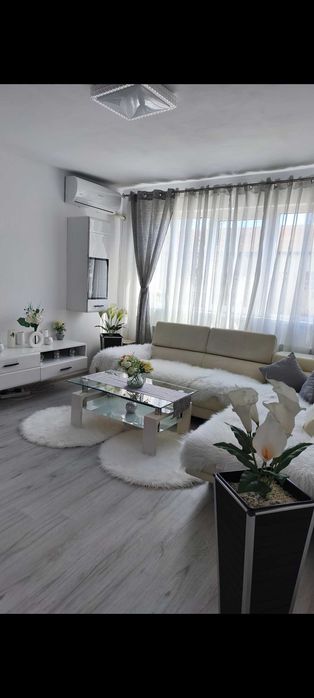 Vând apartament cu trei camere lângă Spitalul Județean
