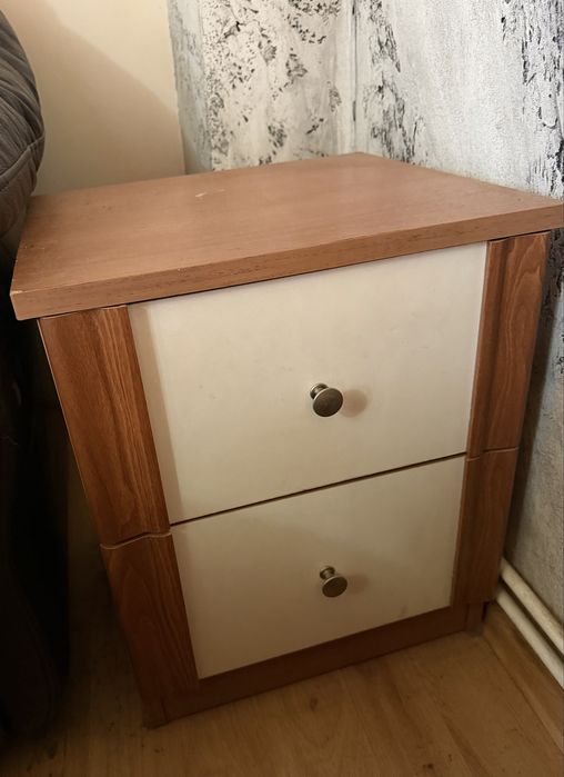 Спалня с матрак и две нощни шкафчета