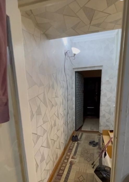 Chilonzor 17 kv 2 xonali lubboyiga srochni 400$ metro yonida