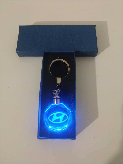 Breloc auto din cristal cu LED - Logo Hyundai
