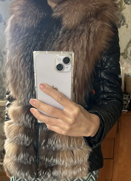 Продаю стильную зимнюю куртку с мехом, как на фото.