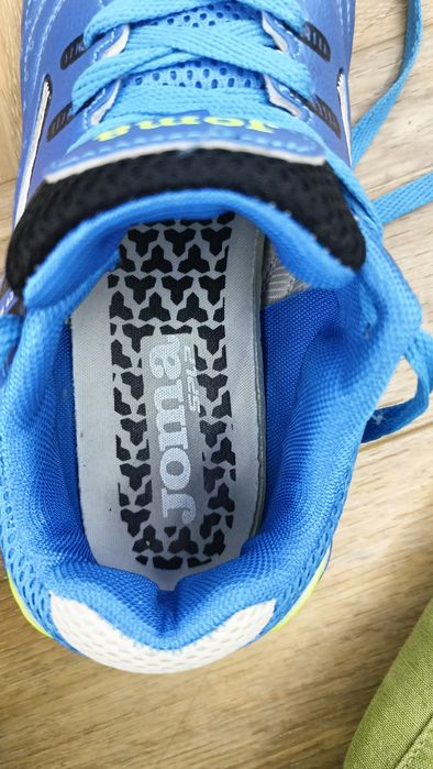 Кроссовки спортивные