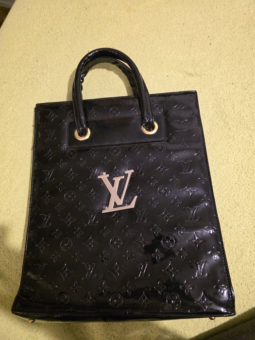 Естествен лак луксозна чанта Луи Вютон. Голям обем.