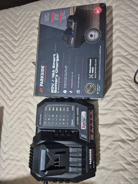 КОМПЛЕКТ Батерия и зарядно Парксайд  20v  2Ah