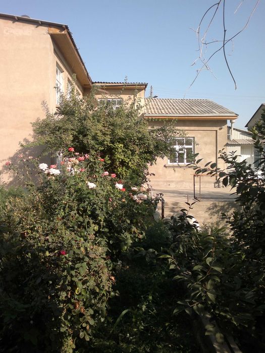 Продаётся большой дом с участком 8 соток в центре г.Янгиюль