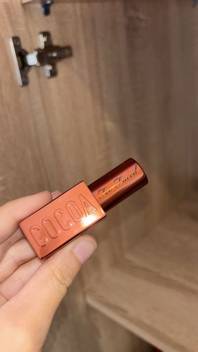 Ruj Too Faced - BOLD COCOA , nuanța milkshake