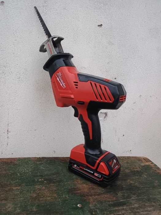 Fierăstrău sabie milwaukee c 18 hz cu baterie 2 ah