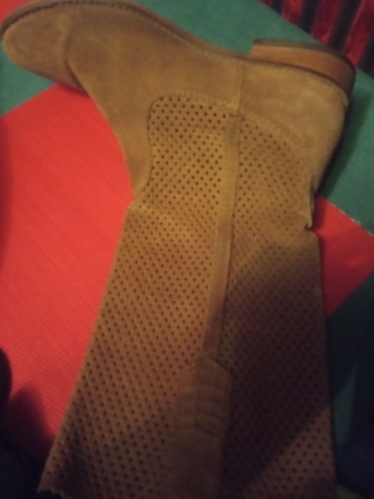 Сапоги жен. Португалия. перфорированная нат.замша. 38р