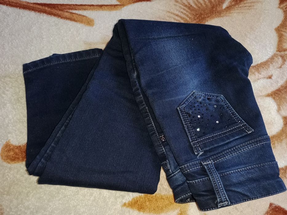 Джинсы на стройную девочку 10-13 лет.