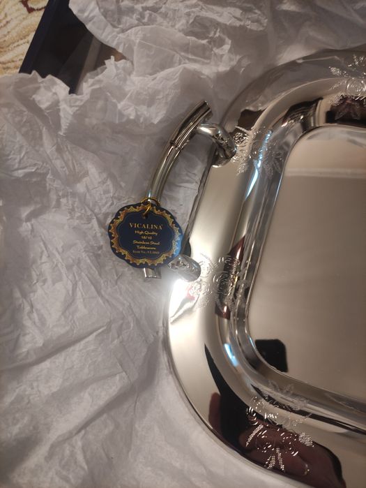 Продаются подносы ресторанного типа.