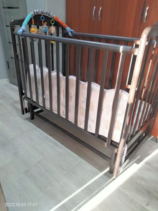 Продам детскую кровать с матрасом