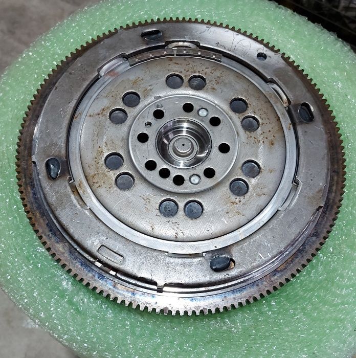 Volanta LuK pentru Mercedes W124 W210 W202 250D