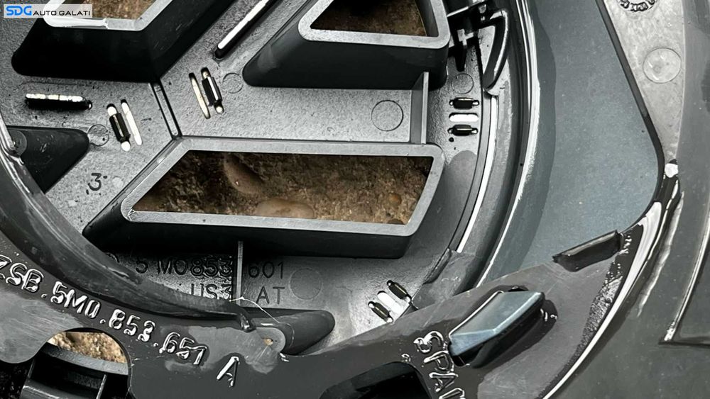 Grila Centrala cu Emblema Sigla de pe Bara Spoiler Fata Volkswagen Golf 5 Plus 2004 - 2008 Cod 5M0853655A 5M0853651A [L5319]