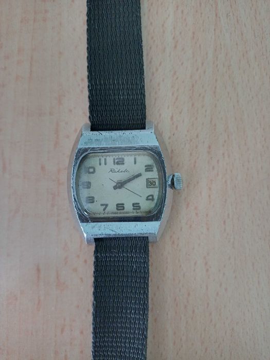 Продавам руски часовник Ракета, механичен