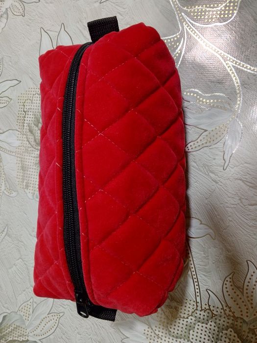 Косметички разного размера и цвета на заказ. В наличии на фото