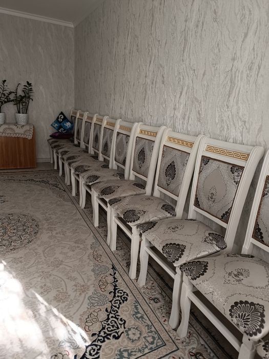 Стол со стульями