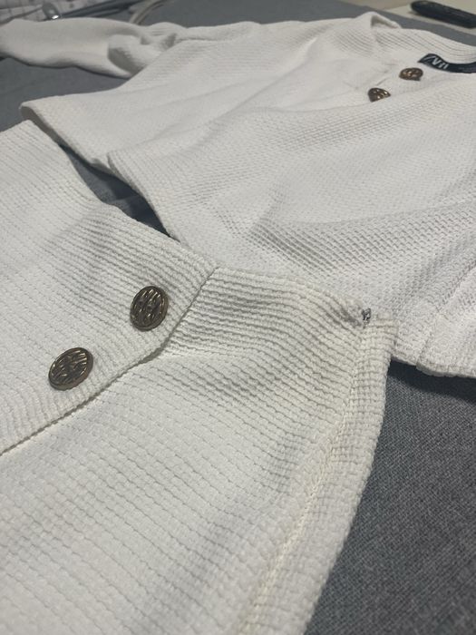 Бял комплект-сако и пола-панталонки