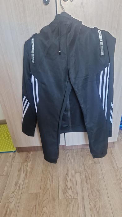 Продам спортивный костюм