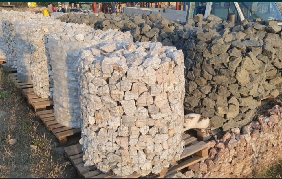 Bolovanii decorativi rosiatici si alb crem ornamentali gradina