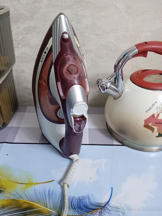 Утюг и гладильная доска