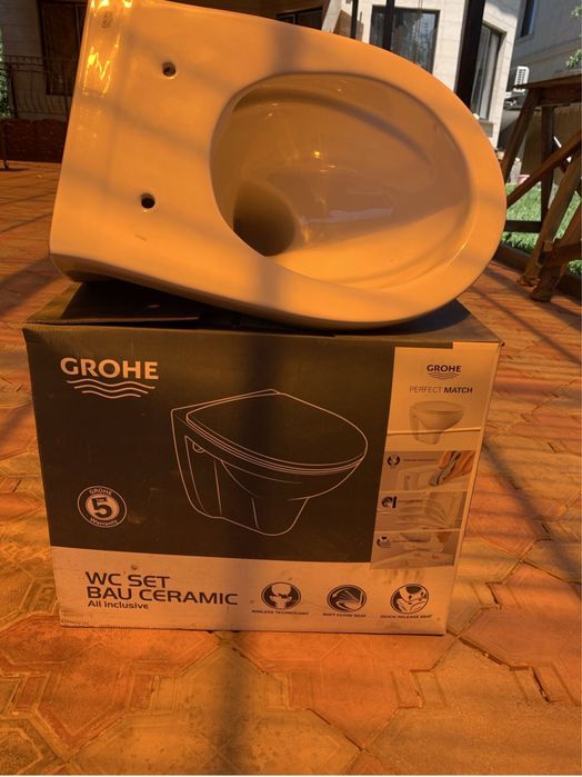 Новый унитаз GROHE ,с крышкой