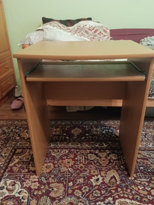 Продавам малко компютърно бюро