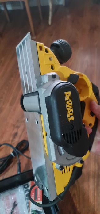 Электрорубанок Dewalt D26500K
